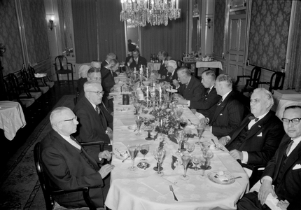 841390 Afbeelding van het diner ter gelegenheid van het afscheid van president-directeur dr. ir. F.Q. den Hollander van ...
